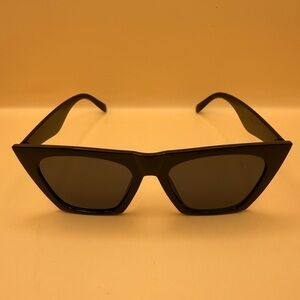 New-Chic Black Cat-Eye Sunglasses**FREE gift included**